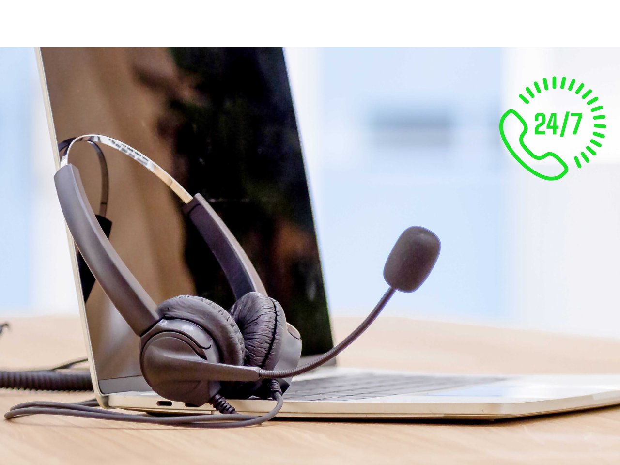 Ein Headset liegt auf einem Tisch, dahinter ist ein Tablet zu sehen.