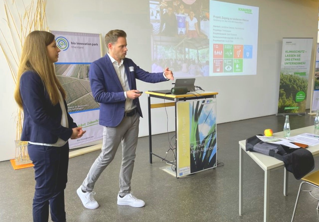 Zwei Menschen aus dem Proklimateam von Knauber vor einer Leinwand.