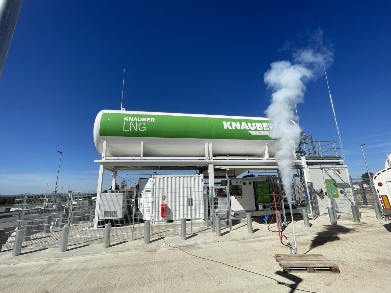 LNG Gastank vor blauem Himmel.