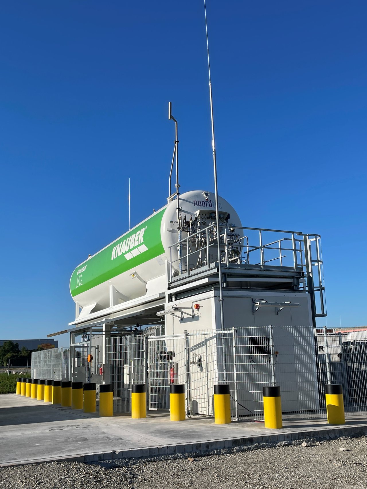 LNG Tankstelle von Knauber vor blauem Himmel.