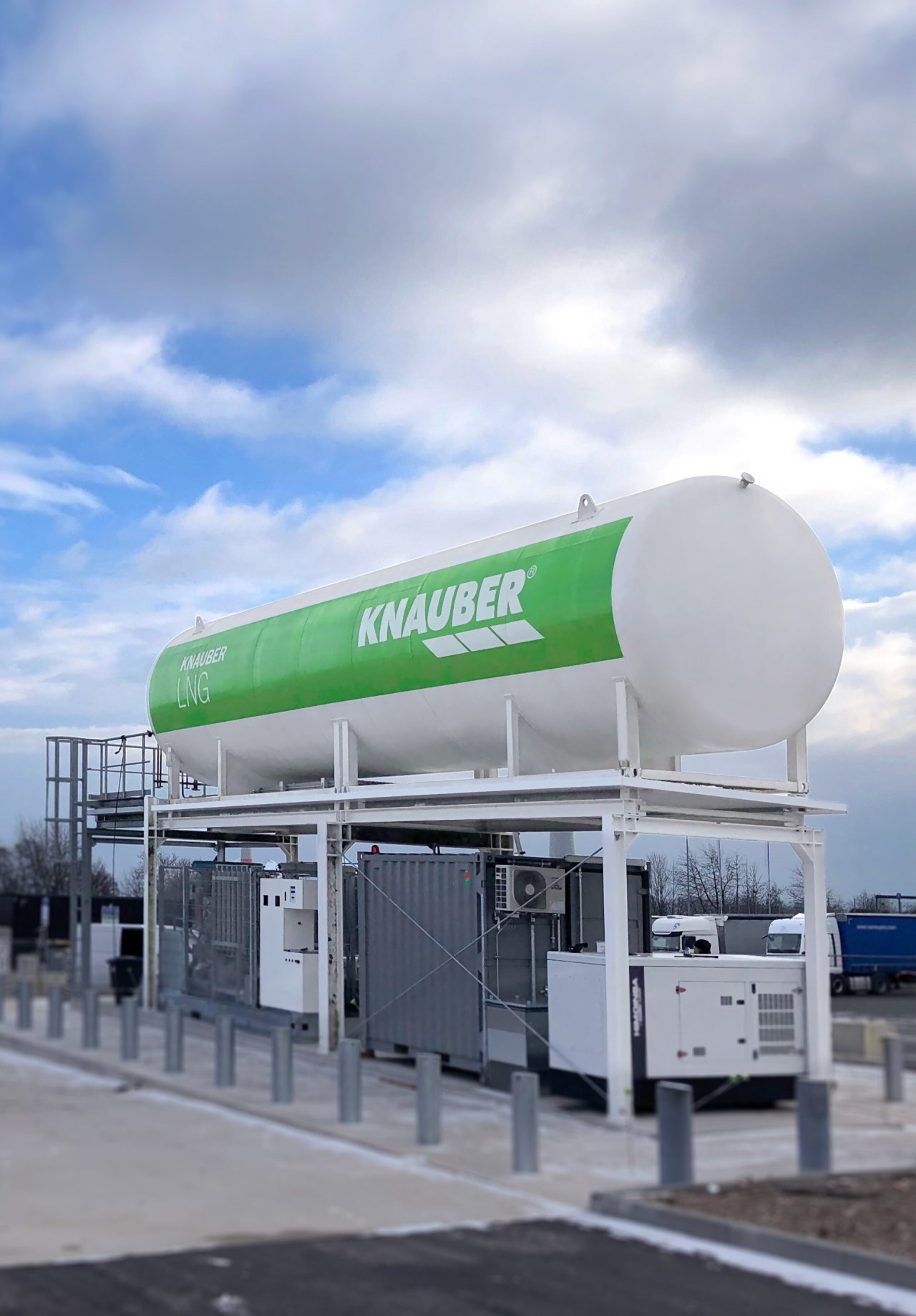LNG Gastank von schräg unten vor blauem Himmel.