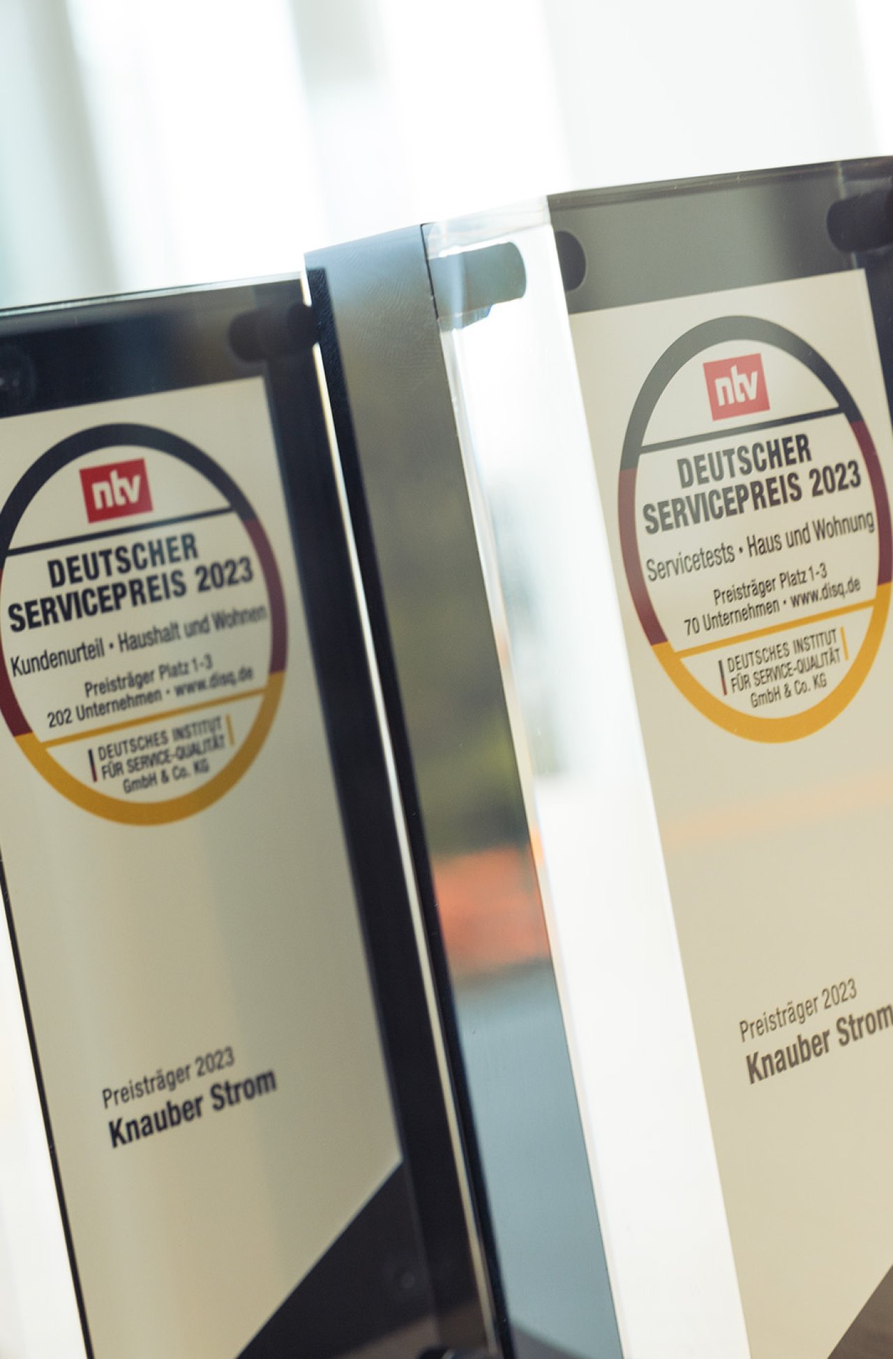 Zwei Auszeichnungen für den Deutschen Servicepreis 2023 von ntv, vergeben an Knauber Strom in den Kategorien Kundenzufriedenheit Haus und Wohnung sowie Stromanbieter.