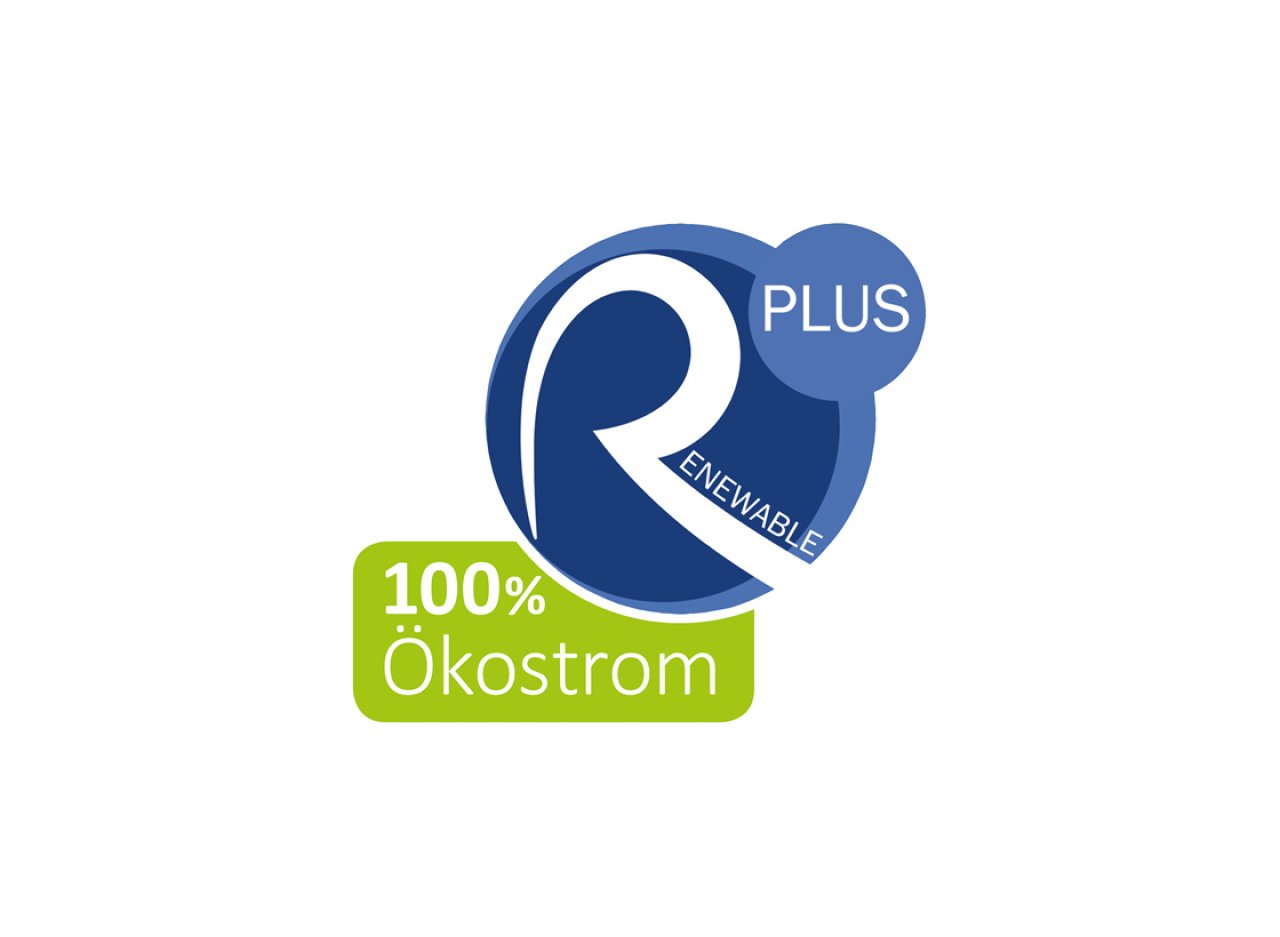Logo mit blauem Kreis und Schrift 'R PLUS Renewable' sowie grünem Rechteck mit '100% Ökostrom'.