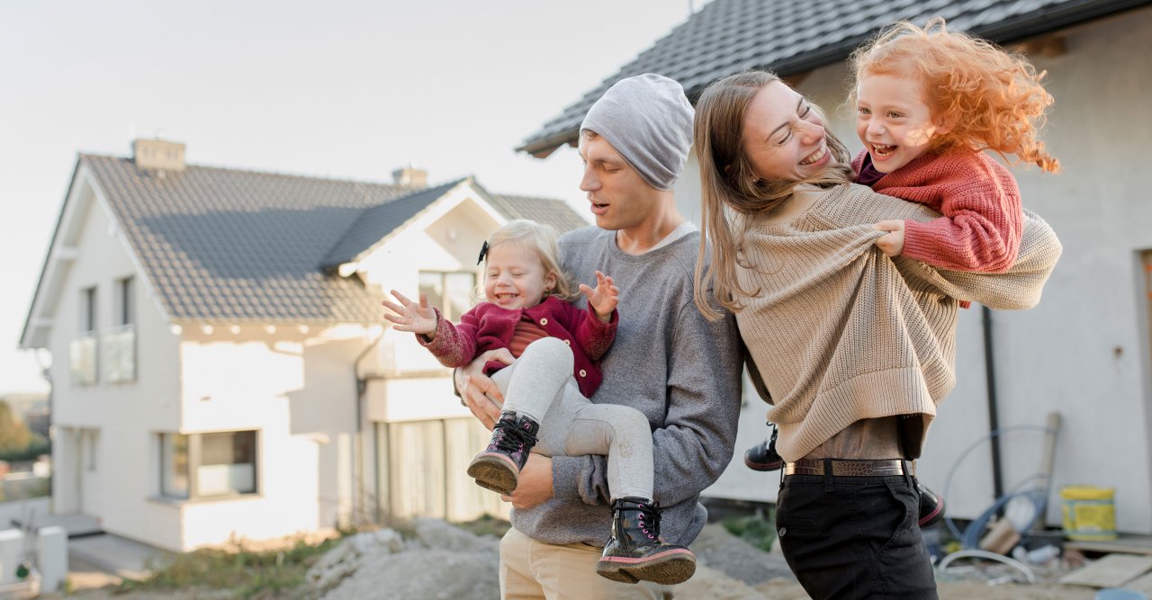 Familie mit Kindern bezieht grüne Energie von Knauber.