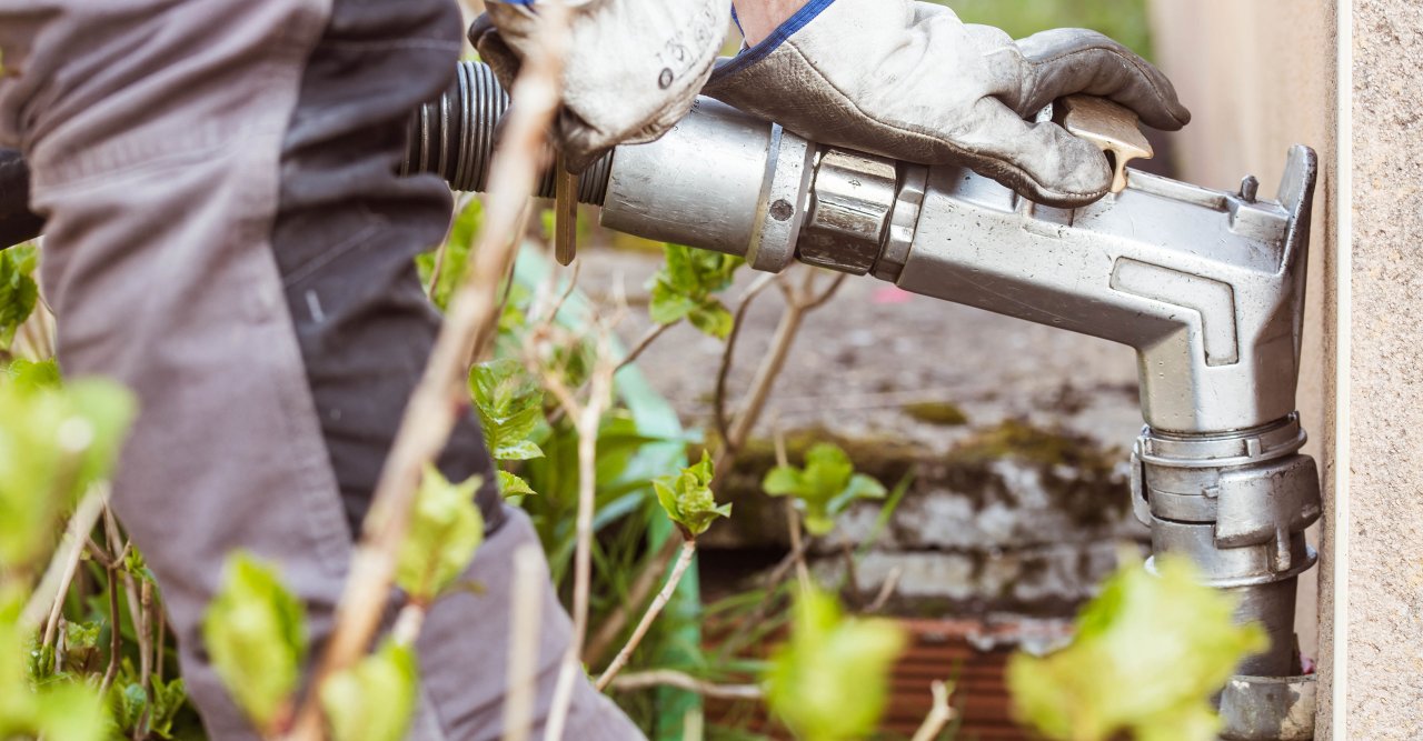 Heizöl wird in einen Behälter geleitet.