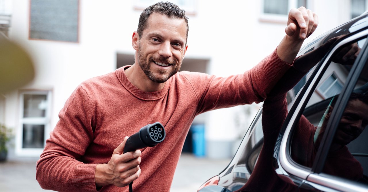 Man lädt sein Auto mit Strom auf.