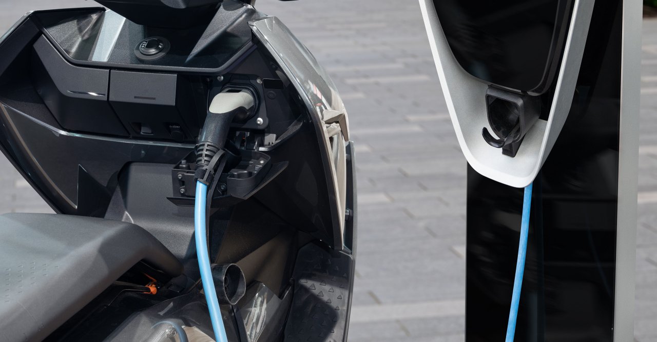 Ein E-Roller wird geladen.