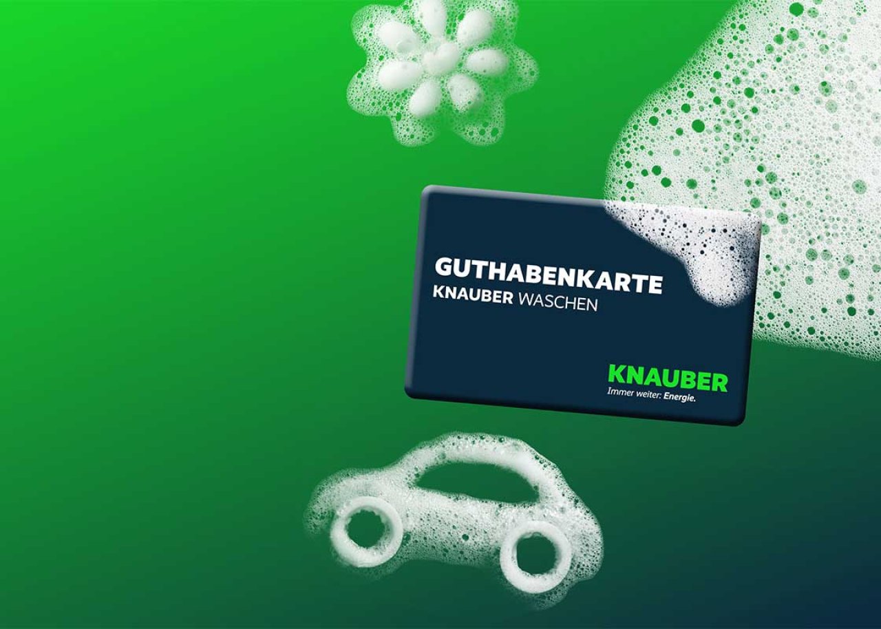 Eine Knauber Guthabenkarte für Autowäsche mit Seifenblasen und einem stilisierten Auto auf grünem Hintergrund.