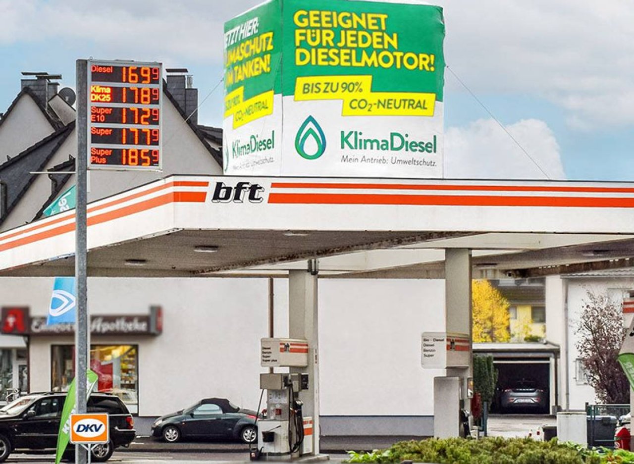 Eine Tankstelle von bft. Im Vordergrund ein schwarzes Auto, im Hintergrund die Preisanzeige der Tankstelle.